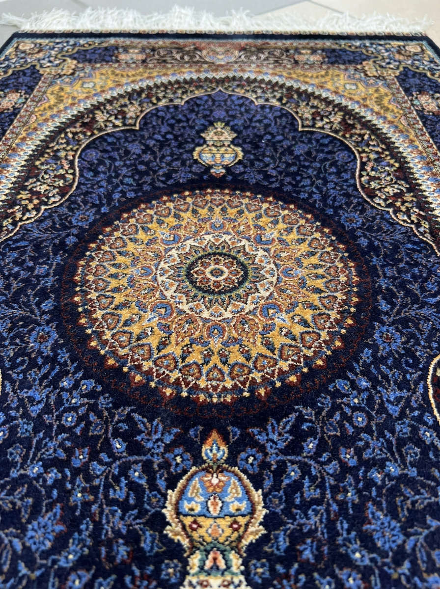 Ghom Seide Perserteppich – Dunkelblau/Gold – 90×60 cm (Maschinell)