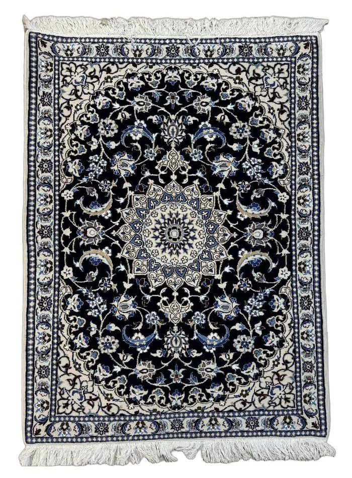 Produktfoto – Nain Perserteppich Dunkelblau mit Stern-Medaillon 126×91 cm