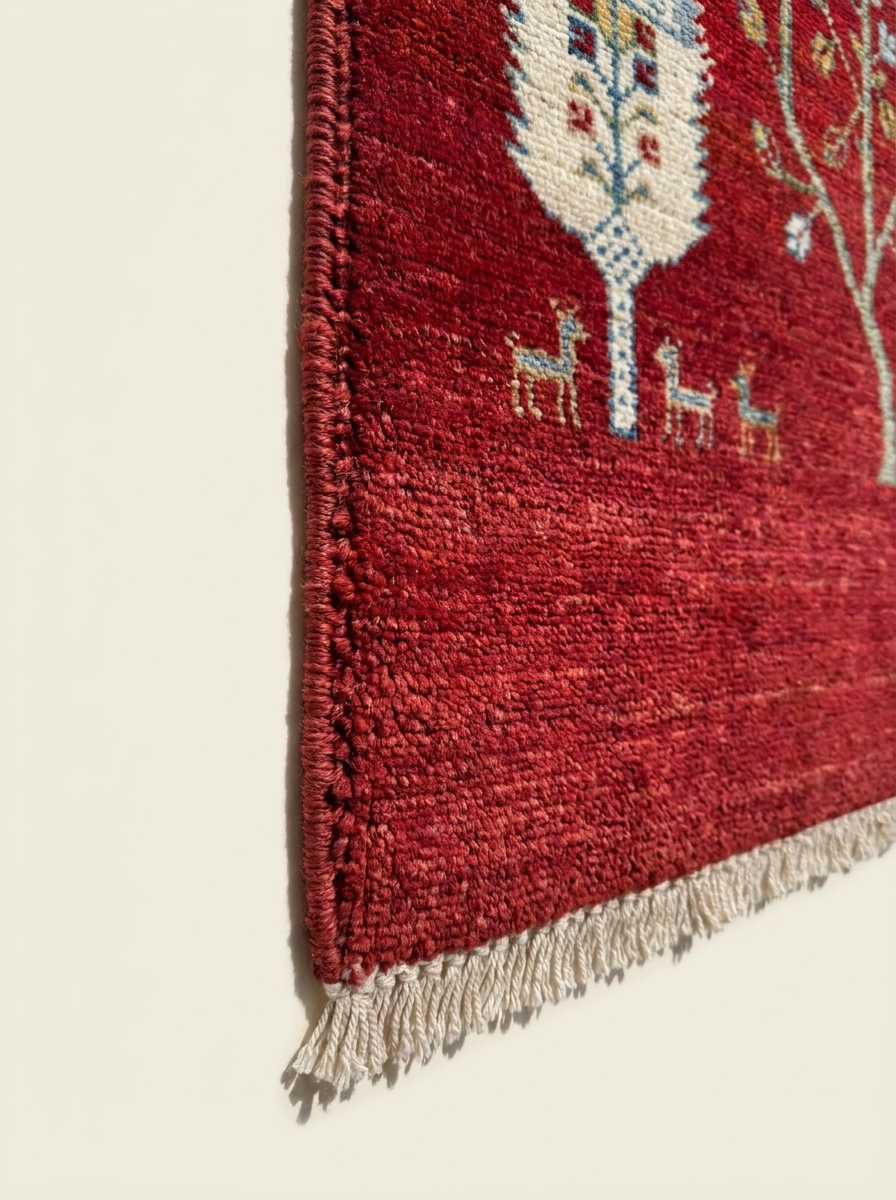 Gabbeh Perserteppich handgeknüpft – 240 × 154 cm – Rot mit Baummotiv